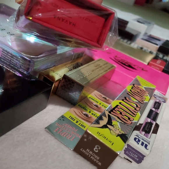 High-End Makeup Bundle - Picture 8 of 15